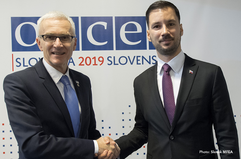 Lukáš Parízek, Secretario de Estado del Ministerio de Asuntos Exteriores y Europeos de la República Eslovaca, saluda a Jürgen Stock, Secretario General de INTERPOL.